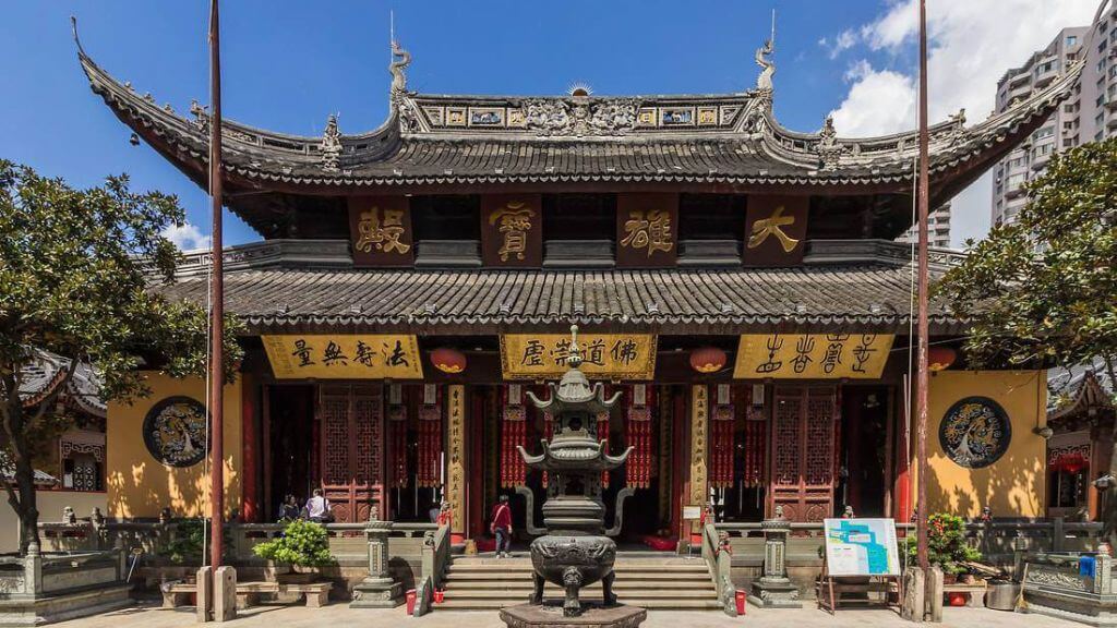 Du khách tham quan chùa Phật Ngọc trong tour Thượng Hải no shopping