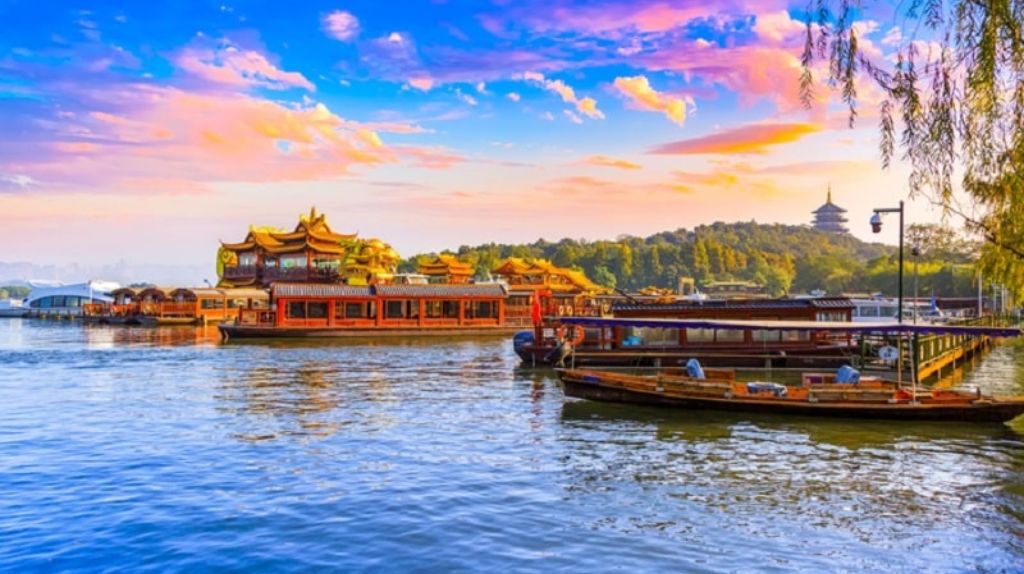 Quý khách ngồi thuyền thưởng ngoạn Tây Hồ