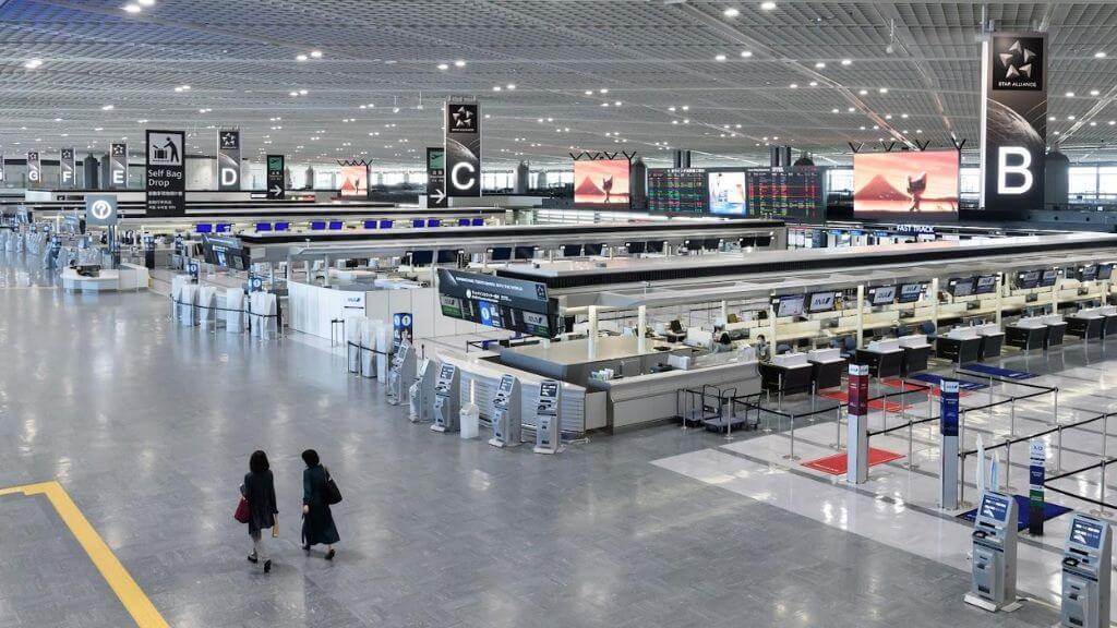 Đoàn làm thủ tục nhập cảnh tại sân bay Narita