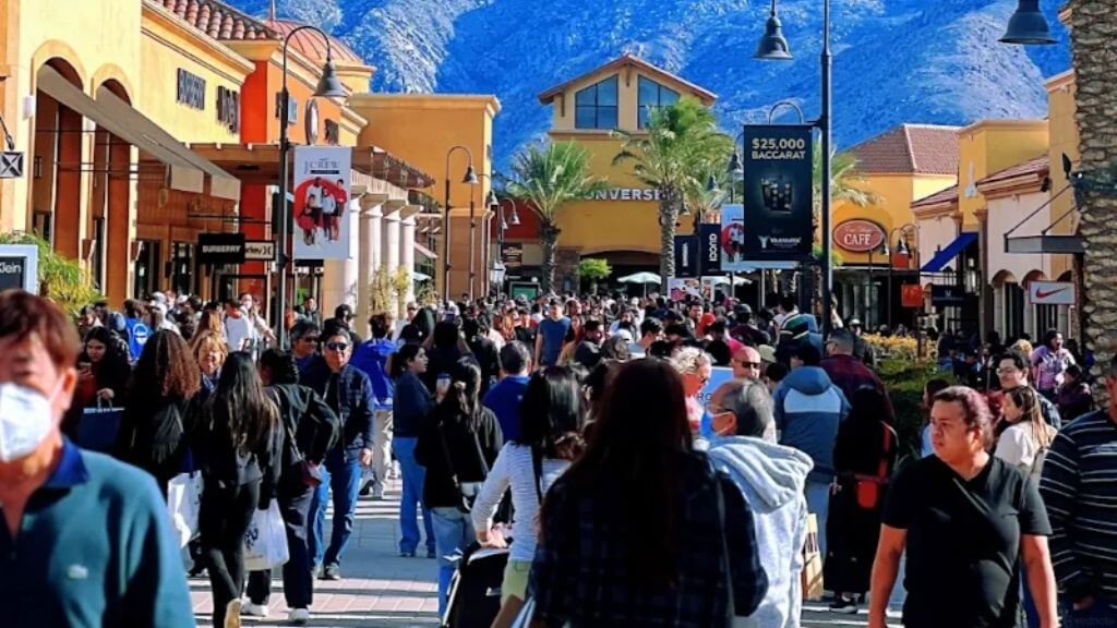Du khách thỏa thích mua sắm tại Outlet lớn nhất Nhật Bản