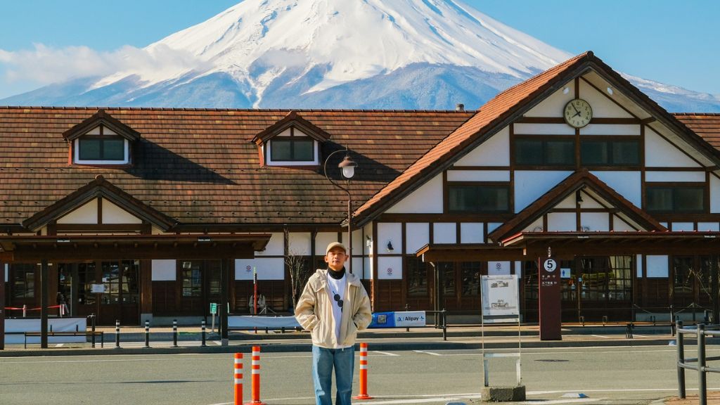 Du khách chụp ảnh tại khu vực Yamanashi