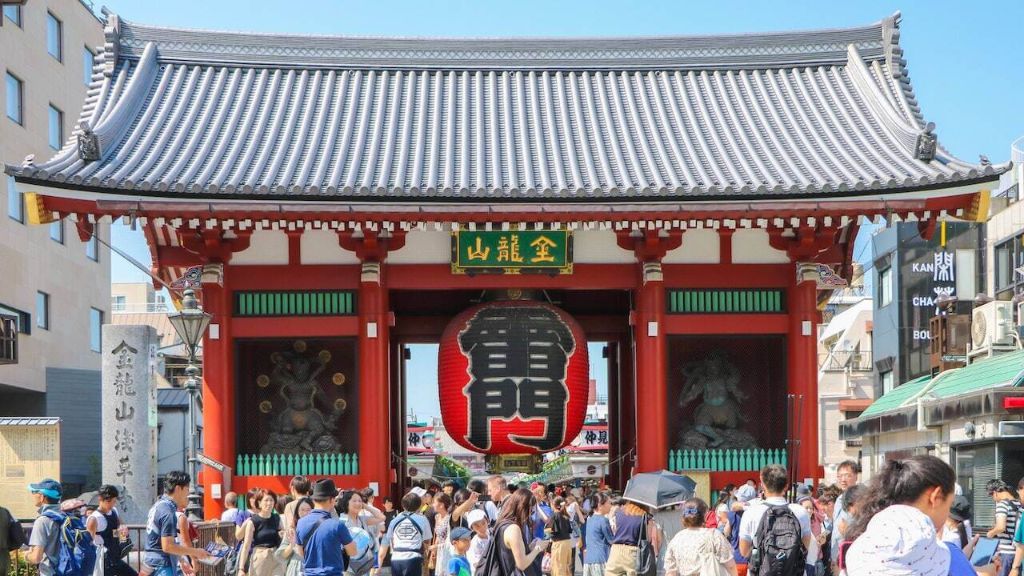 Du khách tham quan đền thờ Asakusa Kannon