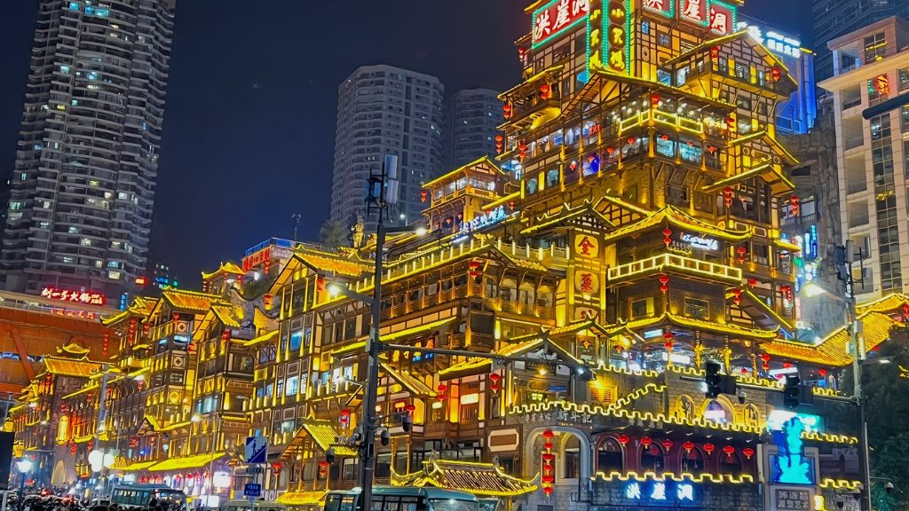 Hồng Nhai Động rực rỡ khi lên đèn