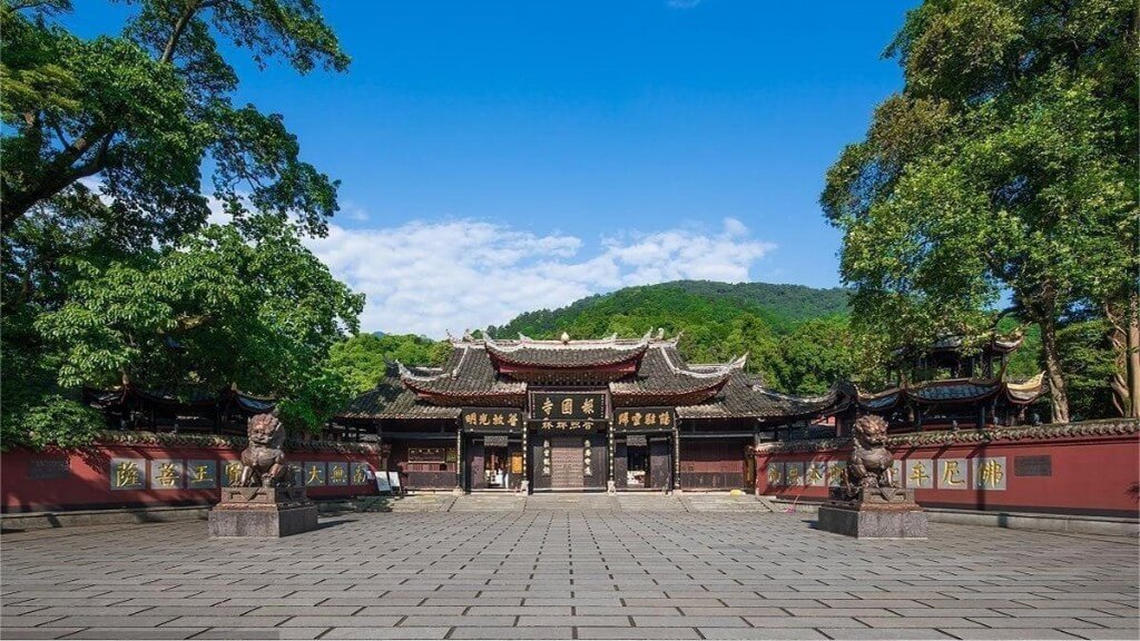 Chùa Báo Quốc cổ kính lớn nhất núi Nga Mi