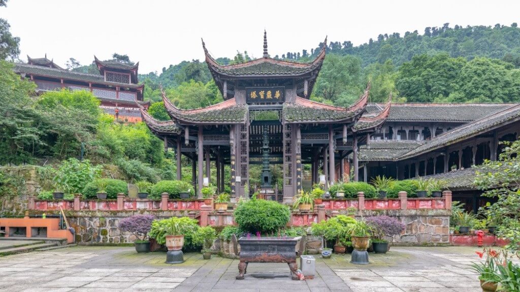 Phục Hổ Tự linh thiêng, trầm mặc dưới chân núi Nga Mi
