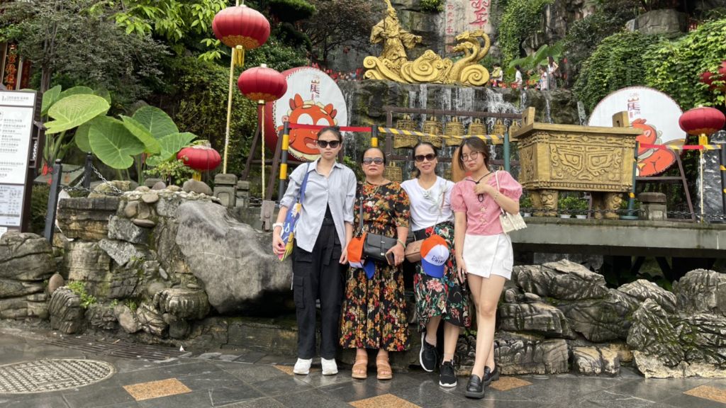 Du khách check in tại phố cổ Hồng Nhai Động