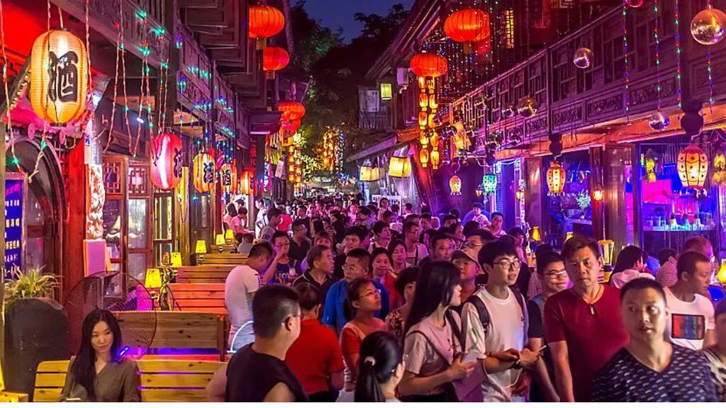 Thành Đô tập nập du khách về đêm