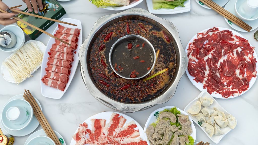 Thưởng thức lẩu tại nhà hàng Tỳ Bà Viên Trùng Khánh