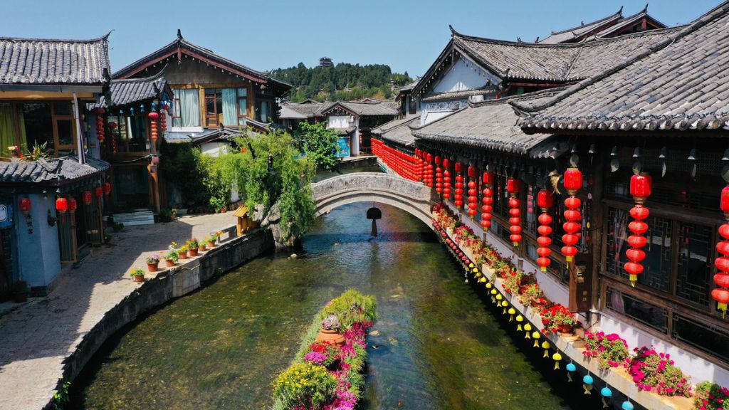 Đoàn bắt đầu hành trình khám phá Lê Giang