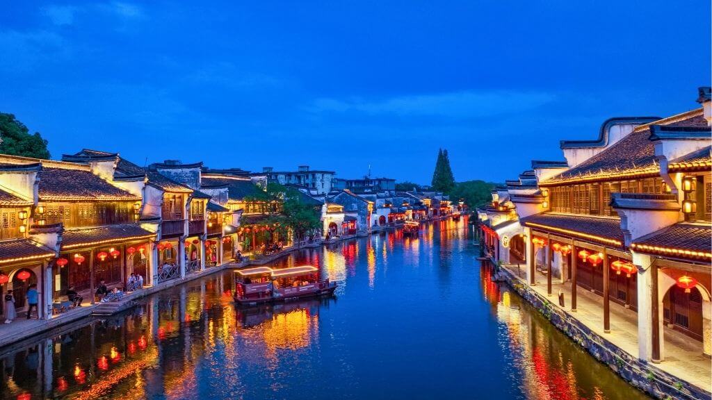 Nam Tầm cổ trấn lung linh về đêm