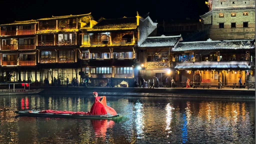 Các hoạt động sôi nổi về đêm tại Phượng Hoàng Cổ Trấn