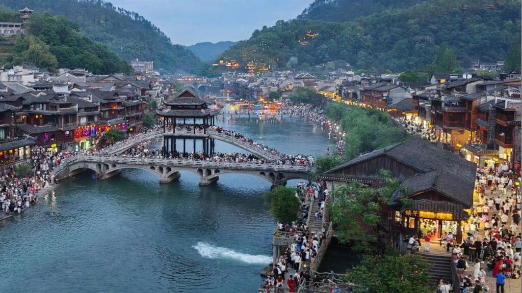 Phượng Hoàng Cổ Trấn là nơi thu hút hàng ngàn khách du lịch mỗi năm