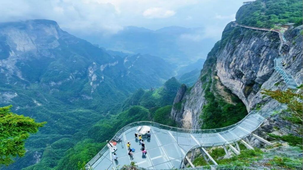 Du khách đi cầu kính tham quan Khu thắng cảnh Thất Tinh Sơn