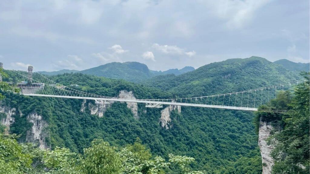 Cầu Kính Đại Hiệp cheo leo giữa các vách núi cao sừng sữngsừng