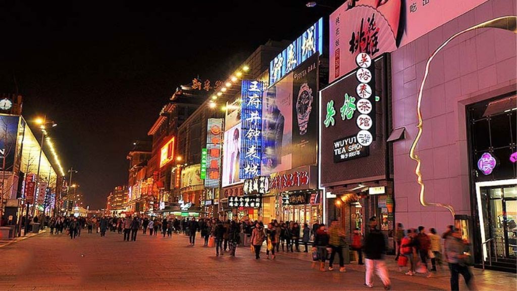 Phố đi bộ Vương Phủ Tỉnh tấp nập về đêm