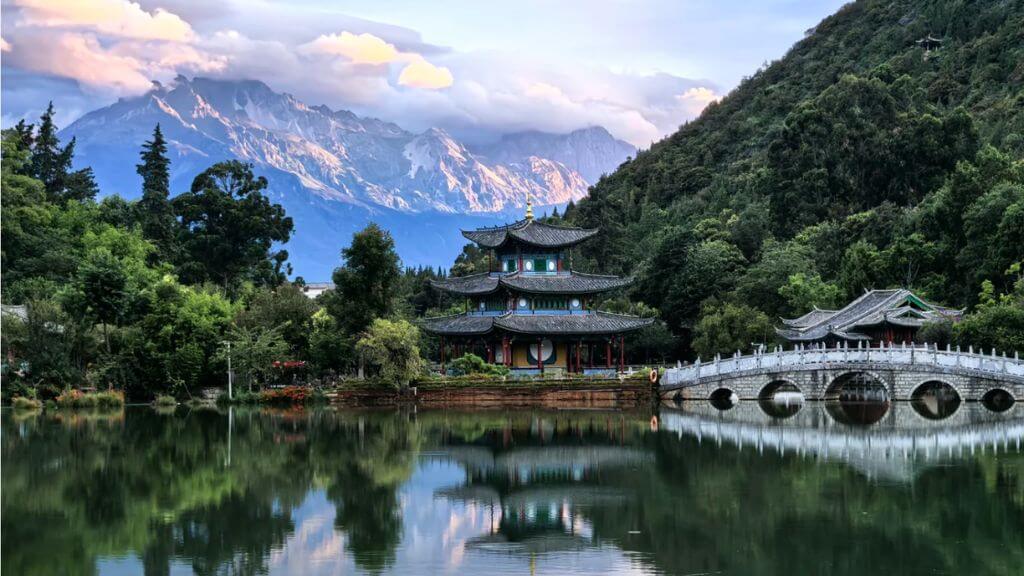 Công viên Hắc Long Đàm – thắng cảnh nổi tiếng với hồ nước trong xanh soi bóng núi tuyết Ngọc Long hùng vĩ