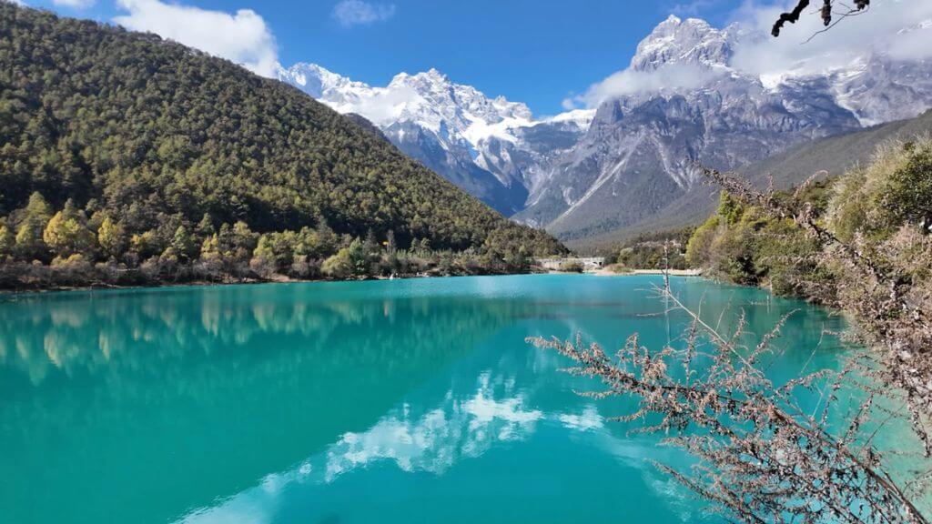 Thung lũng Lam Nguyệt   nơi dòng nước băng tan từ núi Ngọc Long