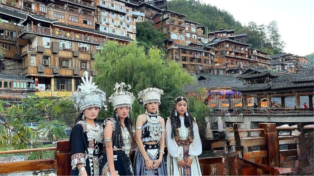Du khách check-in tại Tây Giang Thiên Hộ Miêu Trại
