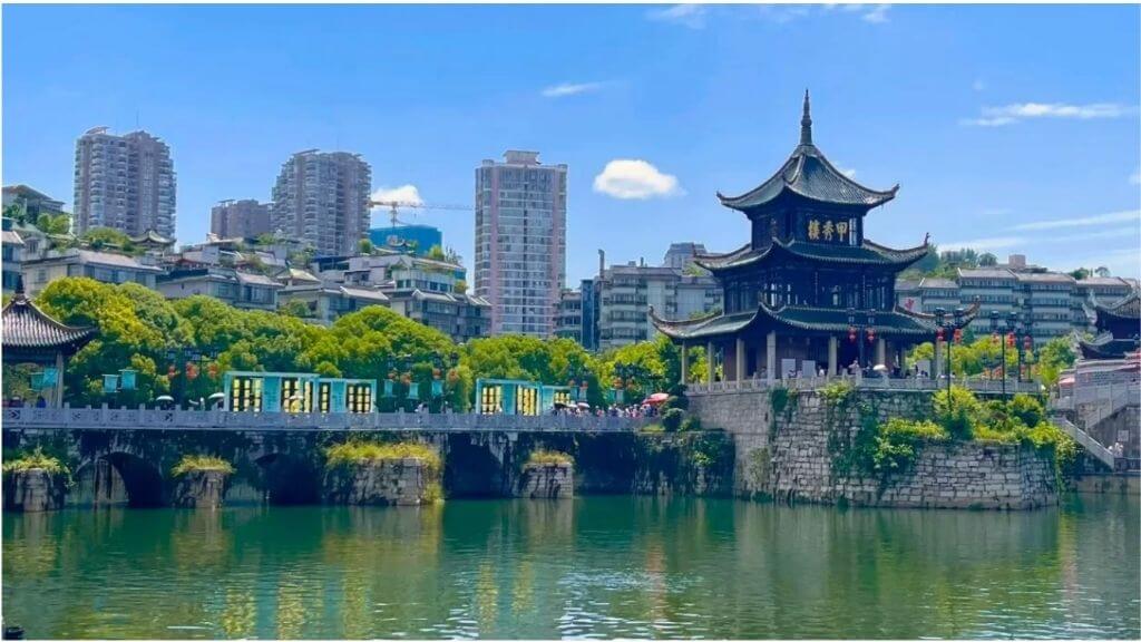 Cầu Fuyu bên dòng sông xanh tại Giáp Tú Lâu