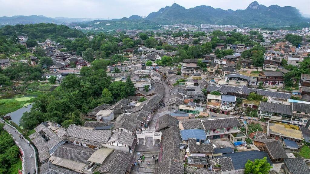 Các ngôi nhà được xây san sát nhau tại Thanh Nham Cổ Trấn