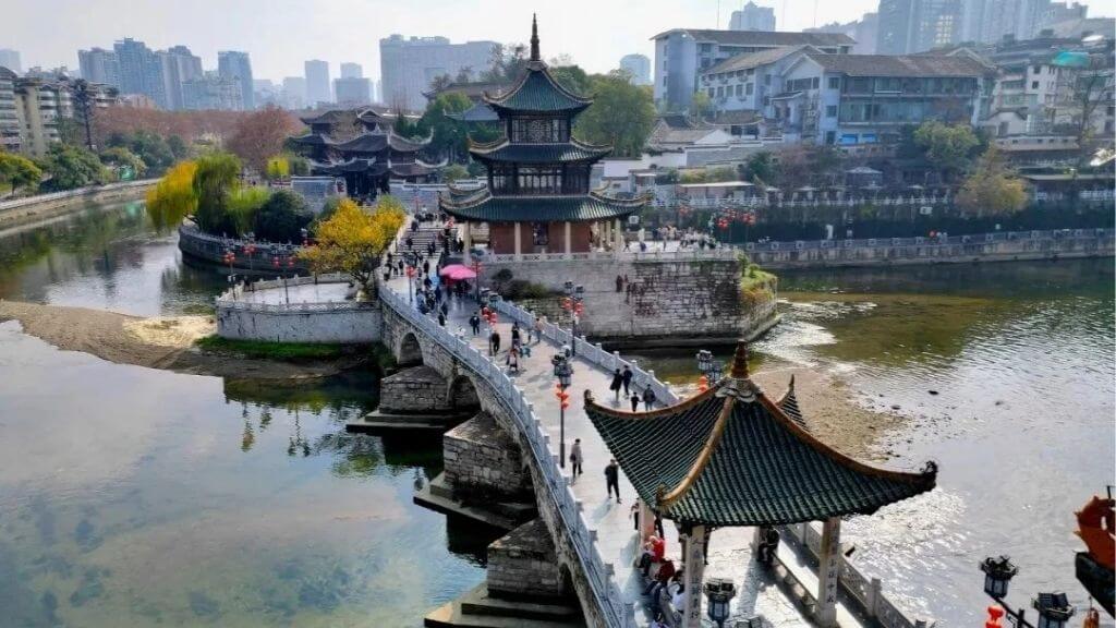 Du khách tham quan Giáp Tú Lầu