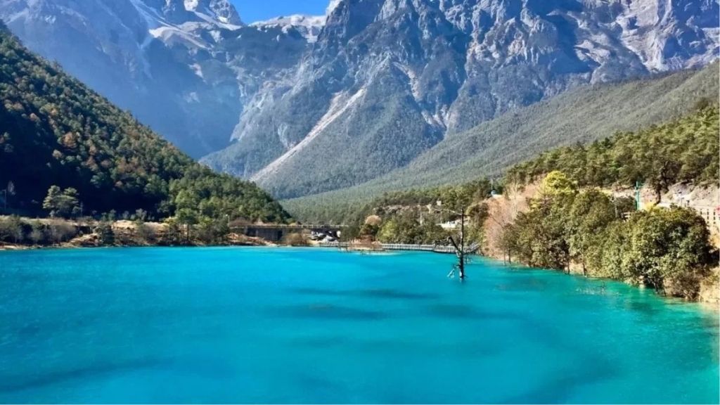 Lam Nguyệt Cốc - tuyệt tác thiên nhiên dưới chân núi tuyết Ngọc Long