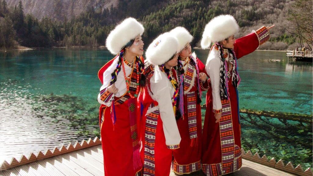 Du khách thuê đồ check-in tại Cửu Trại Câu