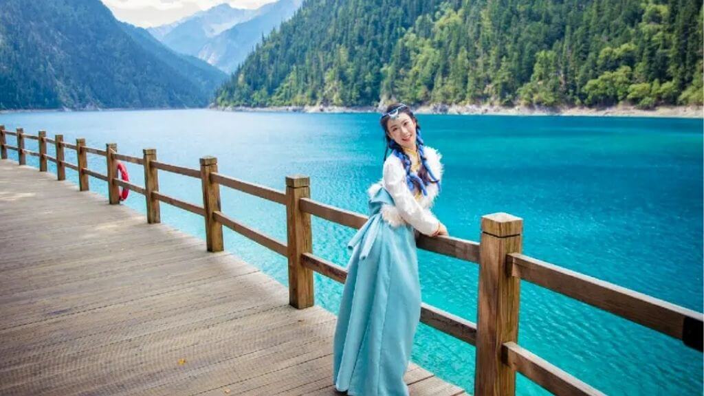 Du khách thả dáng tại Cửu Trại Câu