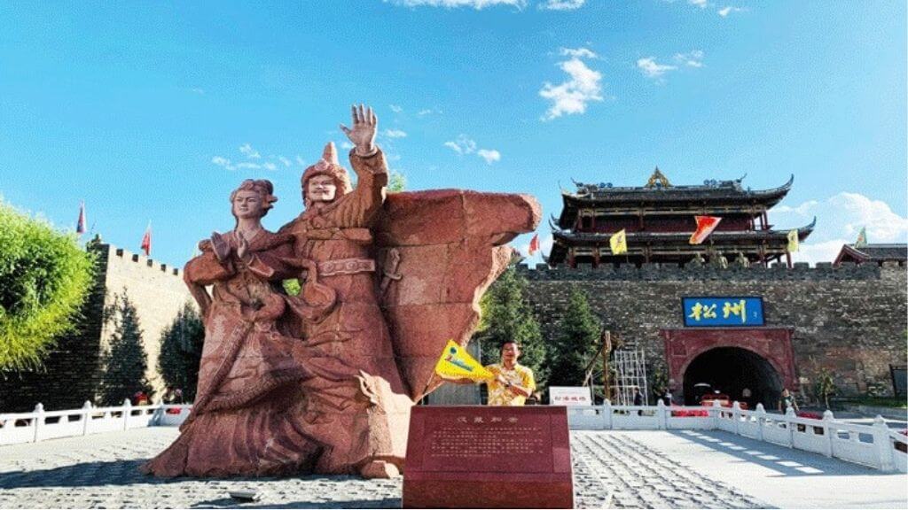 Thành cổ Tùng Phan - bức tường thành sừng sững tồn tại qua ngàn năm lịch sử.