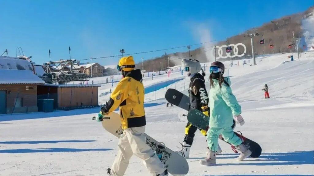 Du khách trải nghiệm trượt tuyết tại Tất Bằng Câu