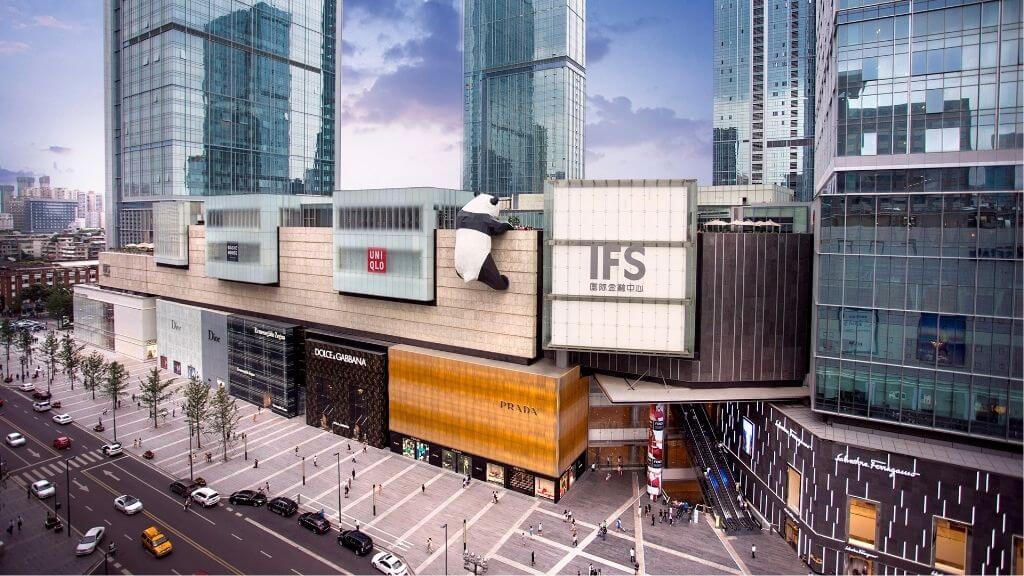 Trung tâm thương mại IFS với biểu tượng gấu trúc nổi tiếng