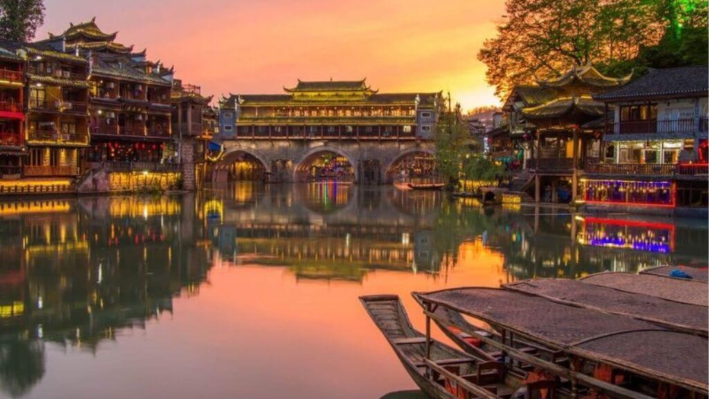 Đông Môn Thành Lầu – Lung linh huyền ảo dưới ánh đèn mùa xuân