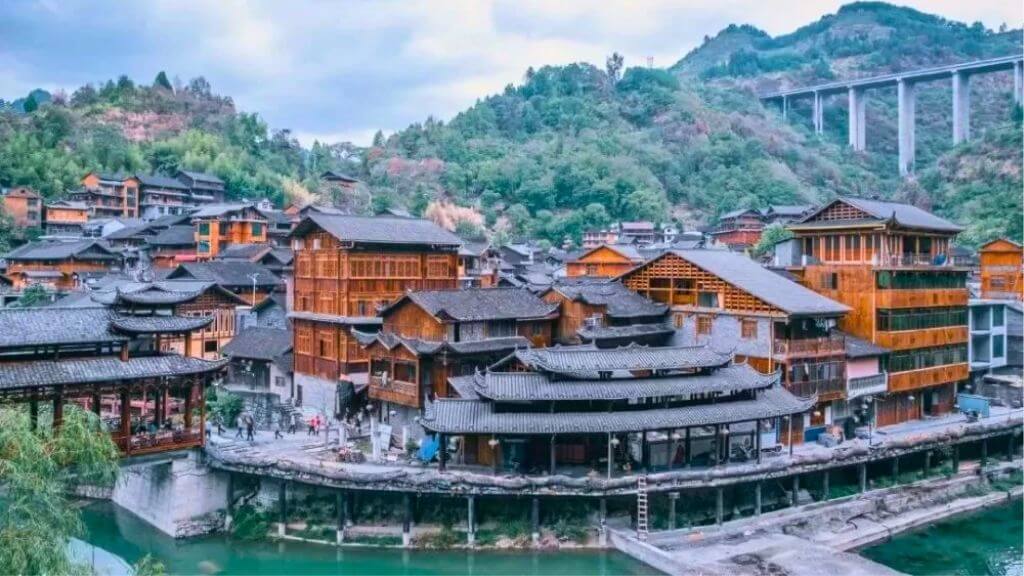 Khám phá trang phục truyền thống và không gian bản làng Nhung Miêu