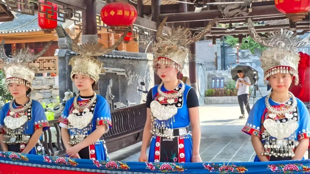 Khung cảnh thanh bình và truyền thống của Nhung Miêu Trại qua trang phục dân tộc