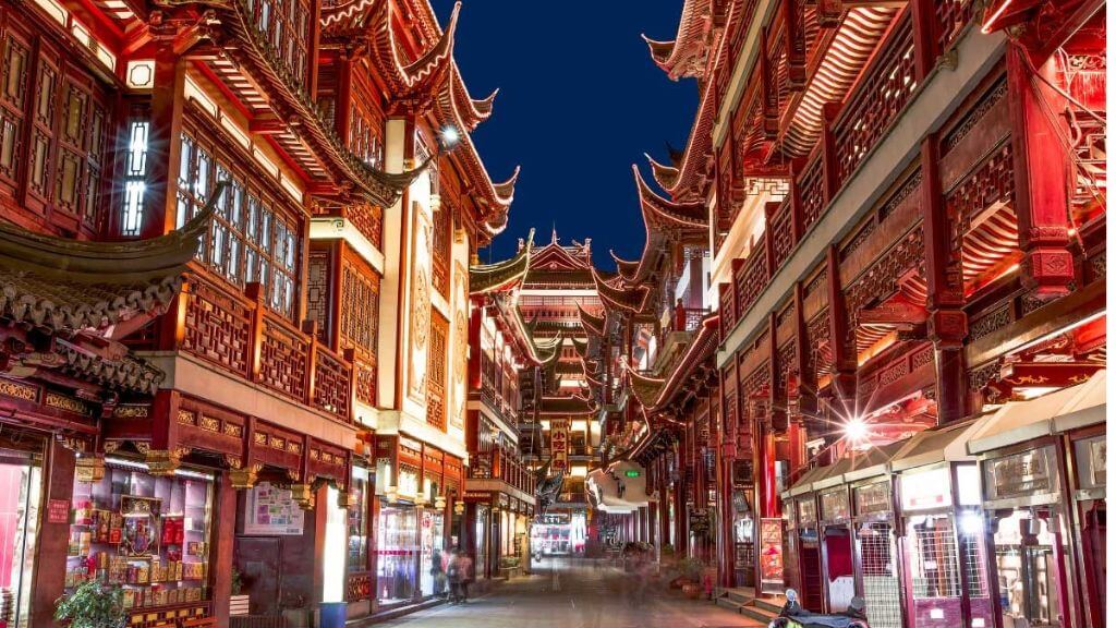 Dạo bộ tại Phố đi bộ Miếu Thành Hoàng yên bình