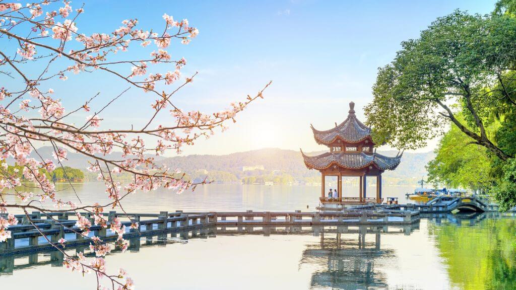 Ngắm viên ngọc xanh giữa lòng thành phố Tây Hồ