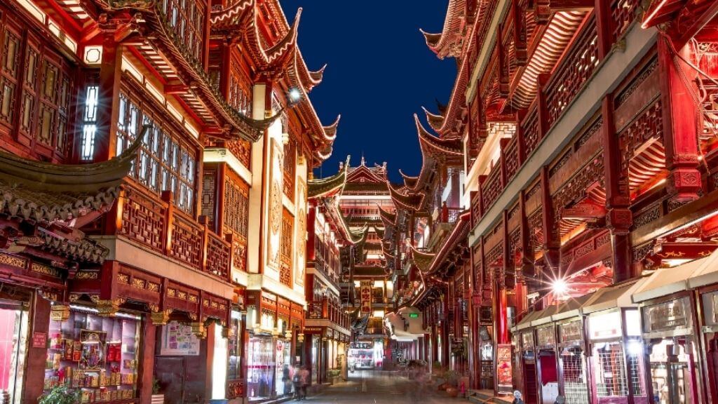 Miếu Thành Hoàng sầm uất về đêm