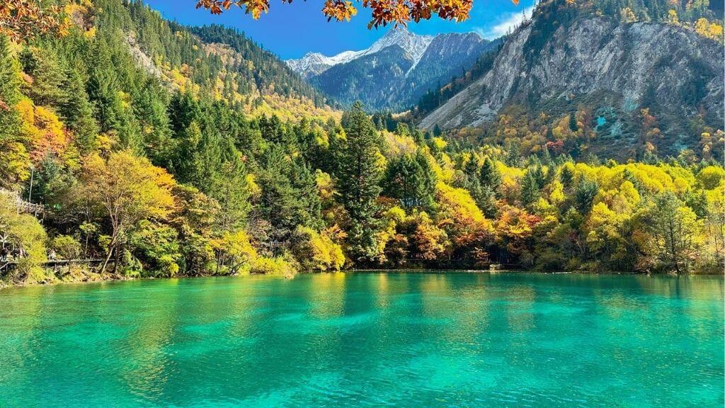 Hồ Ngũ Sắc ở Cửu Trại Câu
