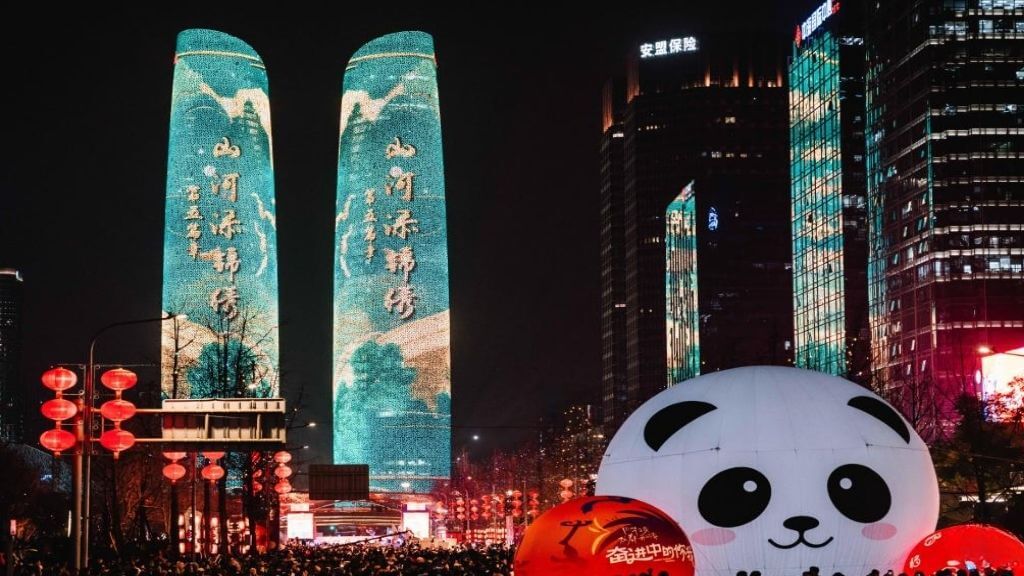 Toà Tháp Đôi Thành Đô vào ban đêm