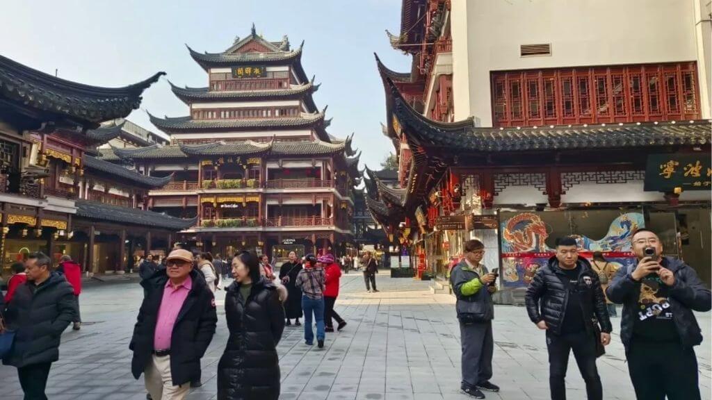 Du khách tham quan và mua sắm tại Miếu Thành Hoàng