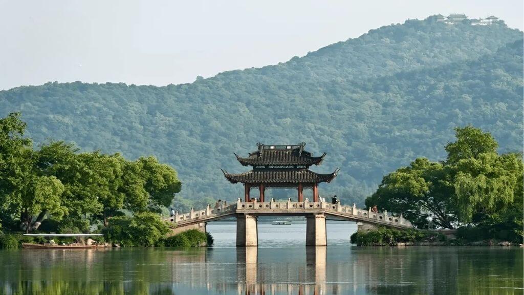 Phong cảnh non nước hữu tình tại Tây Hồ