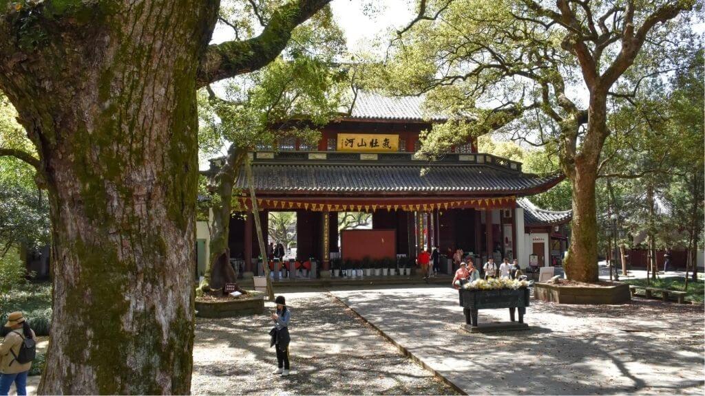 Hoạt động viếng và cầu nguyện tại Chùa Phật Ngọc