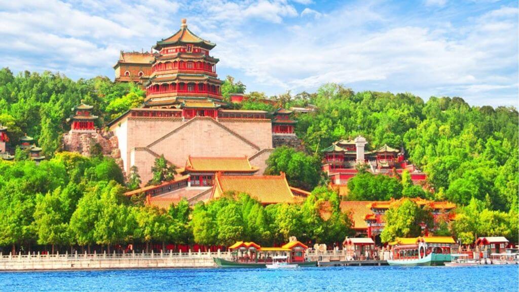 Di Hoà Viên rộng lớn với hàng ngàn cây xanh