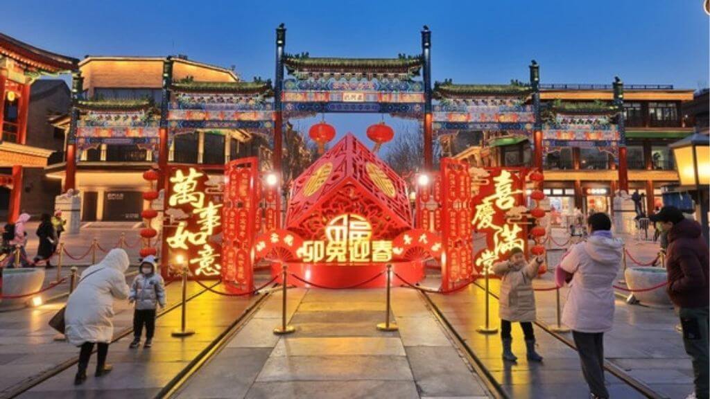 Quý khách tự do tham quan và mua sắm tại Phố cổ Tiền Môn