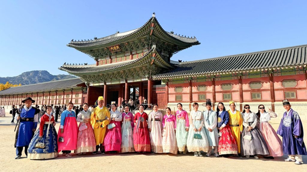 Đoàn khách chụp ảnh cehckin tại cung điện Gyeongbok