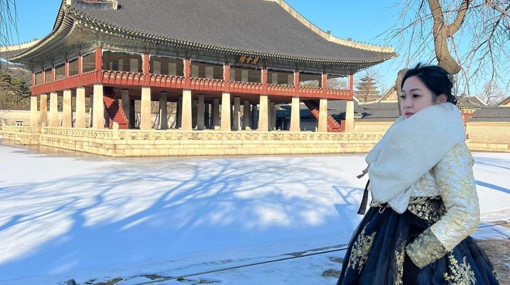 Du khách Chụp ảnh checkin tại Cung điện Gyeongbok