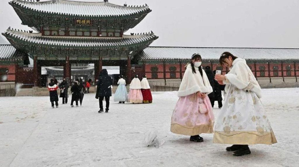 Du khách dạo quanh giữa trời tuyết trắng tại Cung điện Gyeongbok