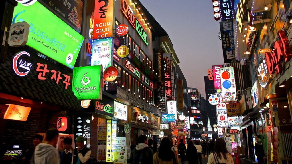 Du khách dạo quanh khu mua sắm sầm uất tại phố Myeongdong