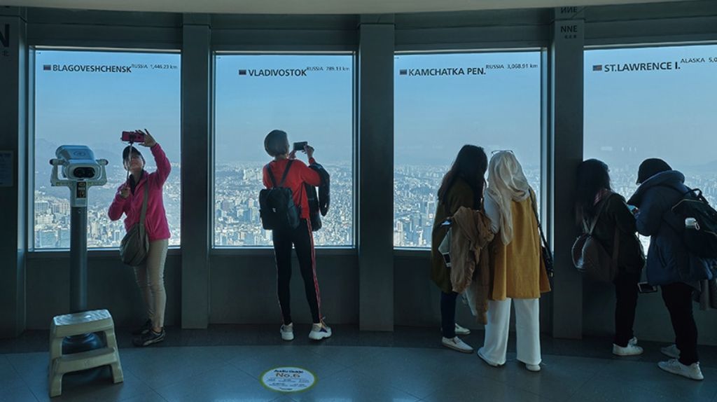 Đứng trên đỉnh tháp để ngắm toàn cảnh Seoul bằng thang máy