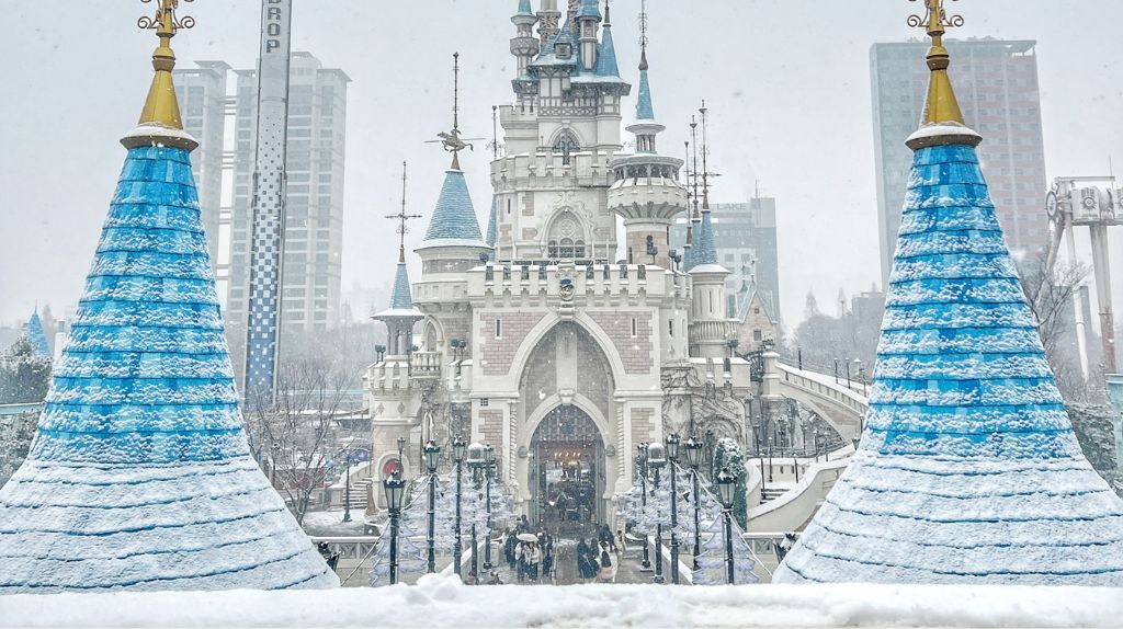 Khung cảnh Lotte World phủ tuyết trắng